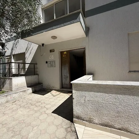Dea Durres, Golem Lejlighed